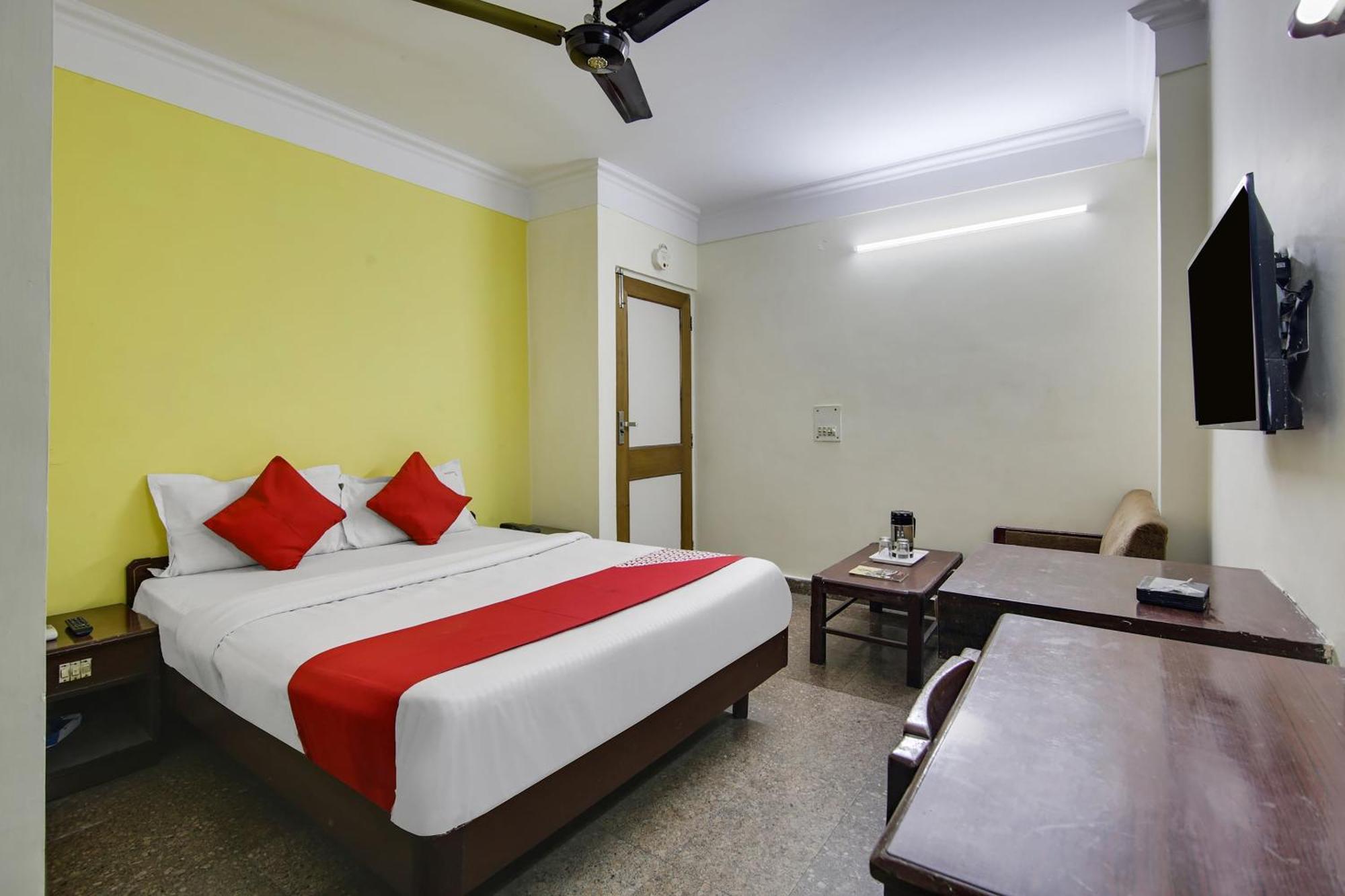 Hotel O Sunshine Palace Делхи Екстериор снимка
