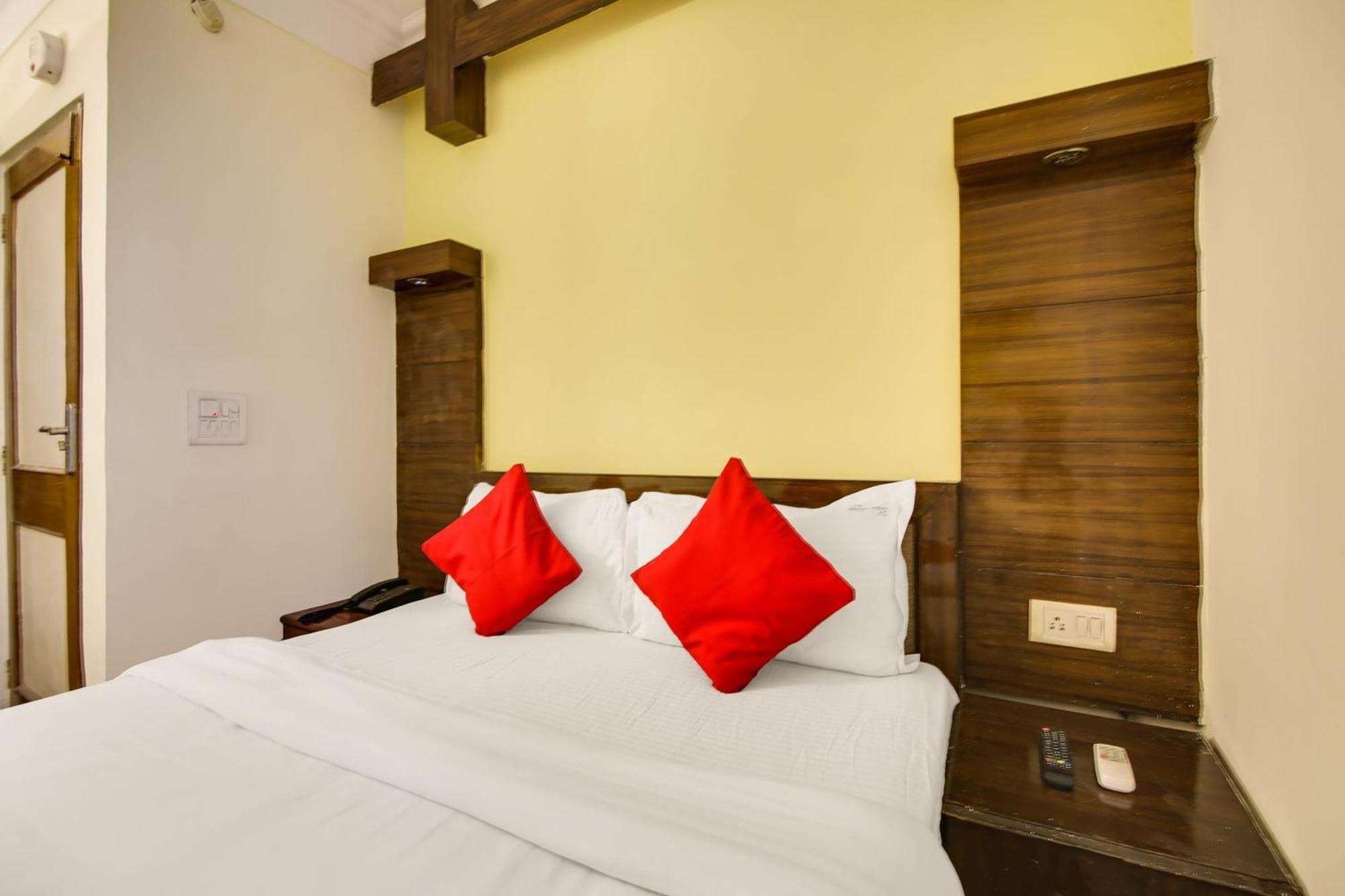 Hotel O Sunshine Palace Делхи Екстериор снимка