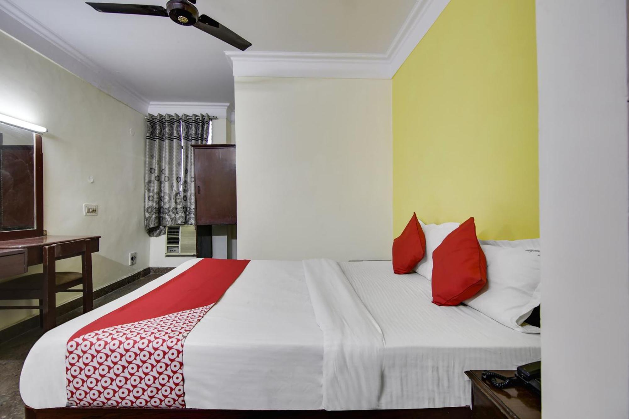 Hotel O Sunshine Palace Делхи Екстериор снимка