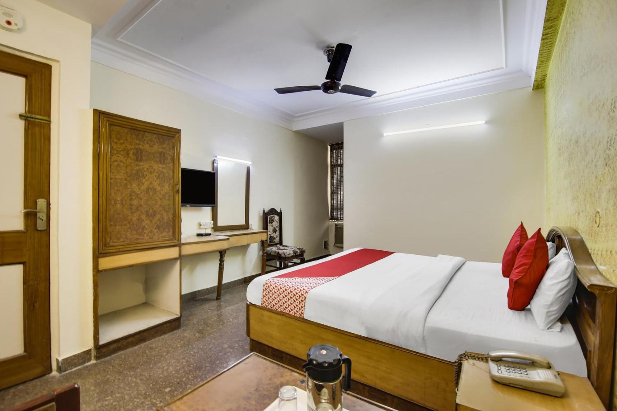 Hotel O Sunshine Palace Делхи Екстериор снимка