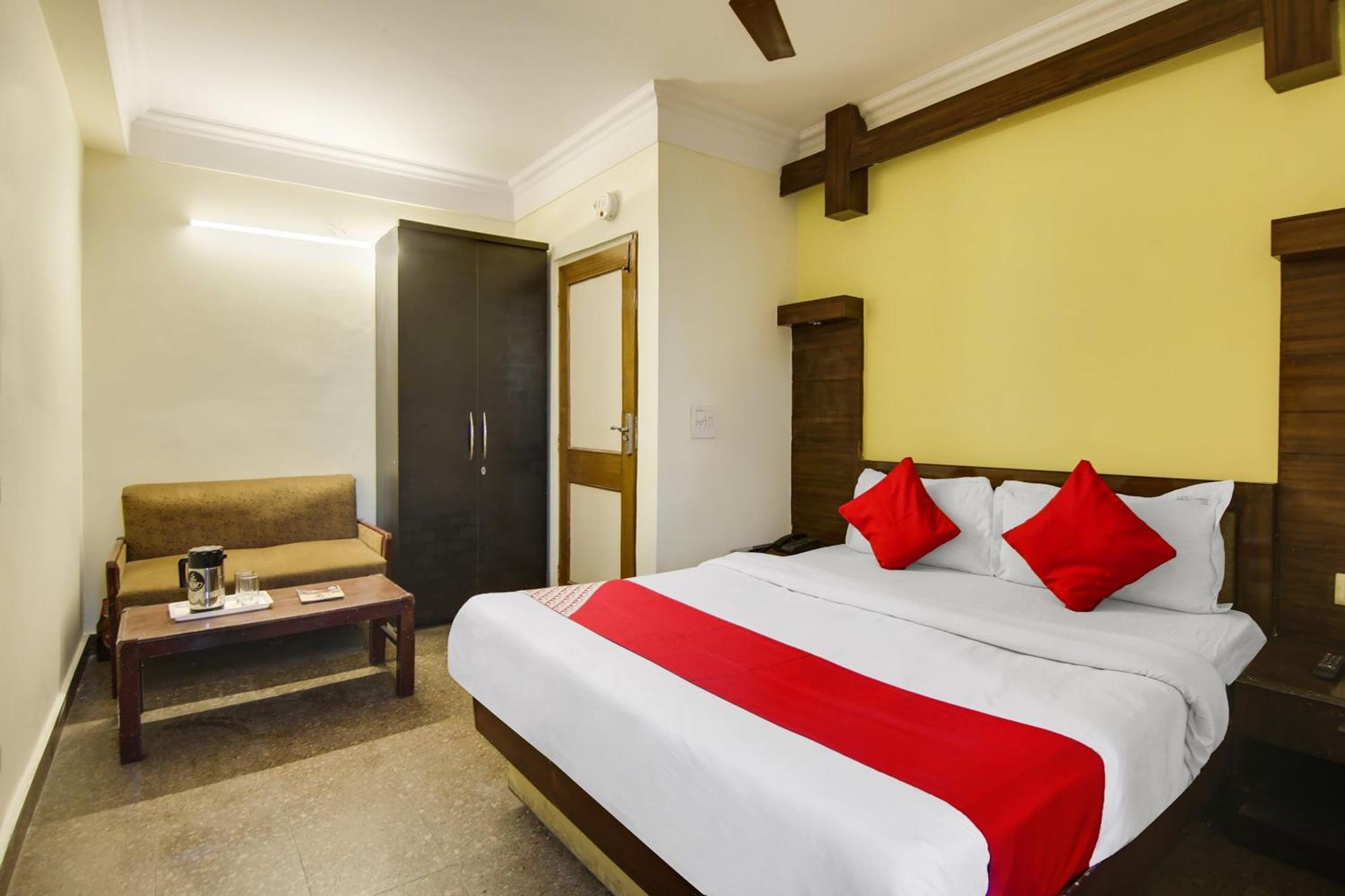 Hotel O Sunshine Palace Делхи Екстериор снимка