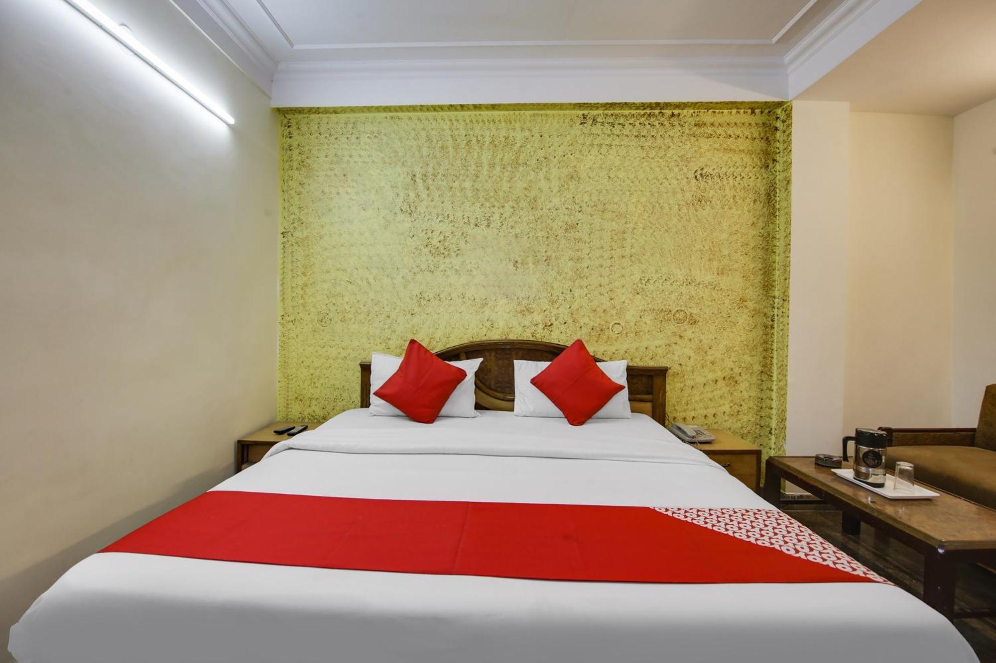 Hotel O Sunshine Palace Делхи Екстериор снимка