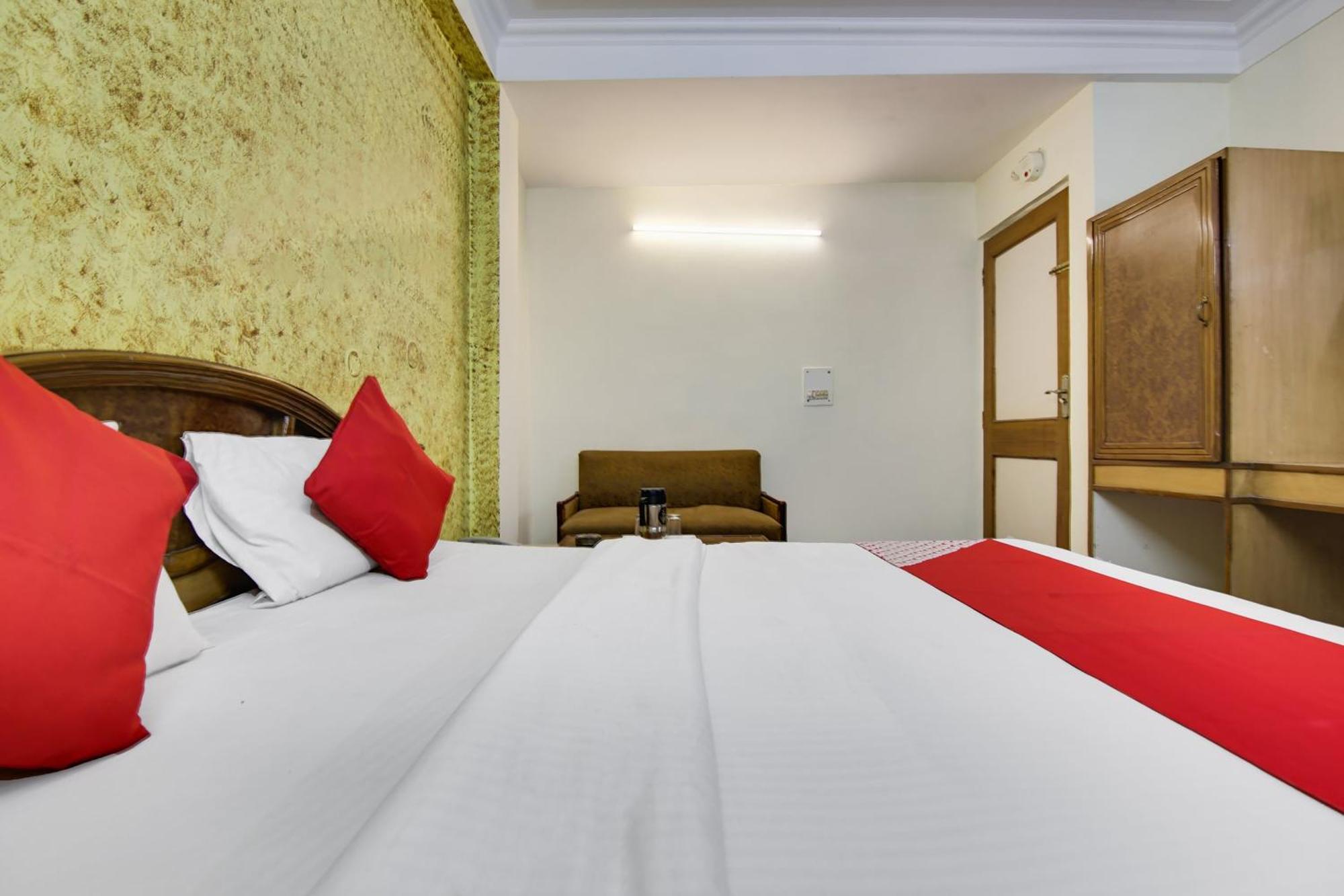 Hotel O Sunshine Palace Делхи Екстериор снимка