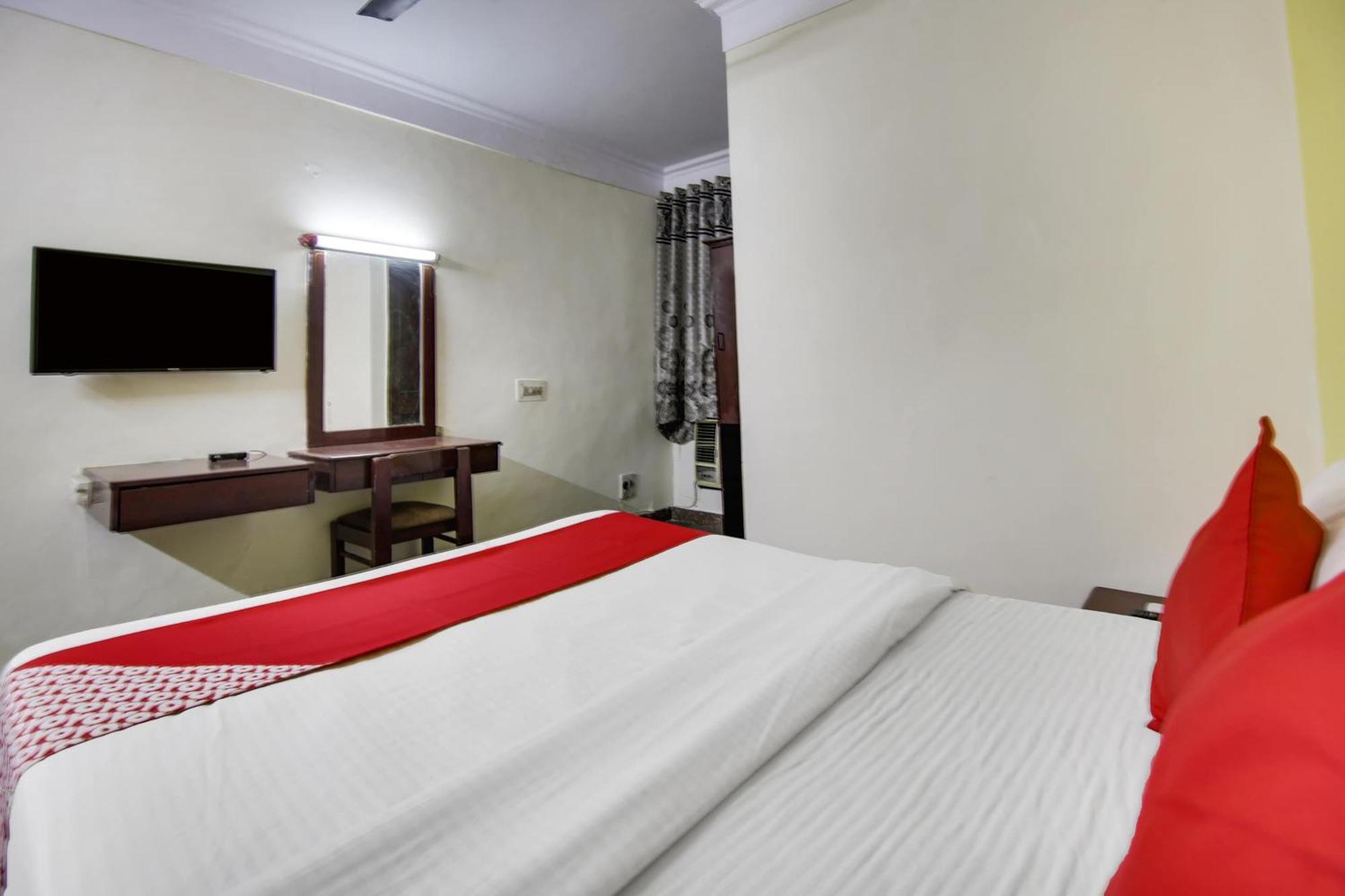 Hotel O Sunshine Palace Делхи Екстериор снимка