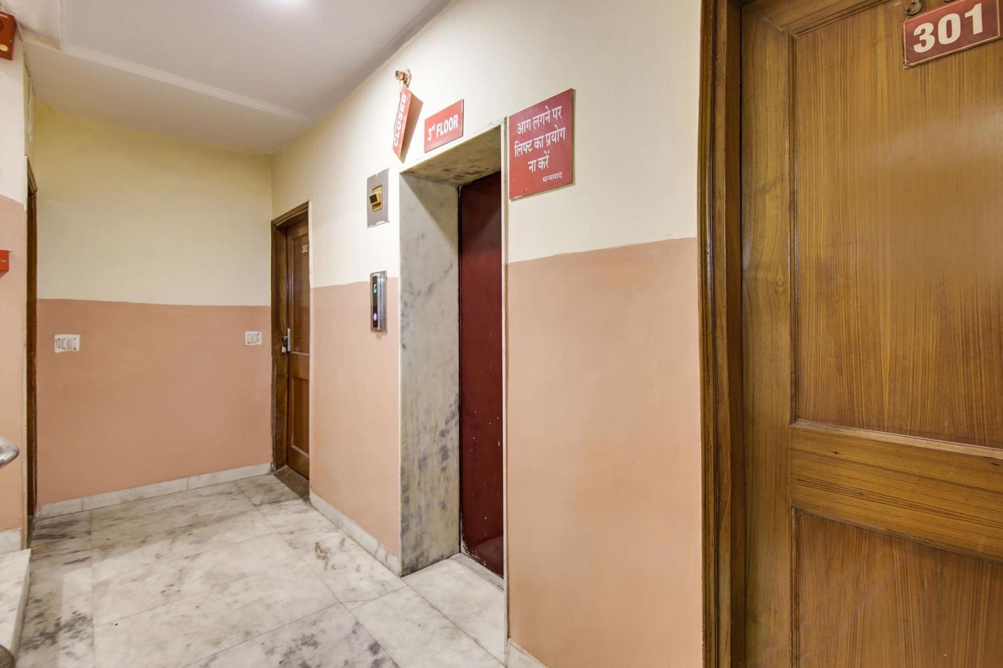 Hotel O Sunshine Palace Делхи Екстериор снимка