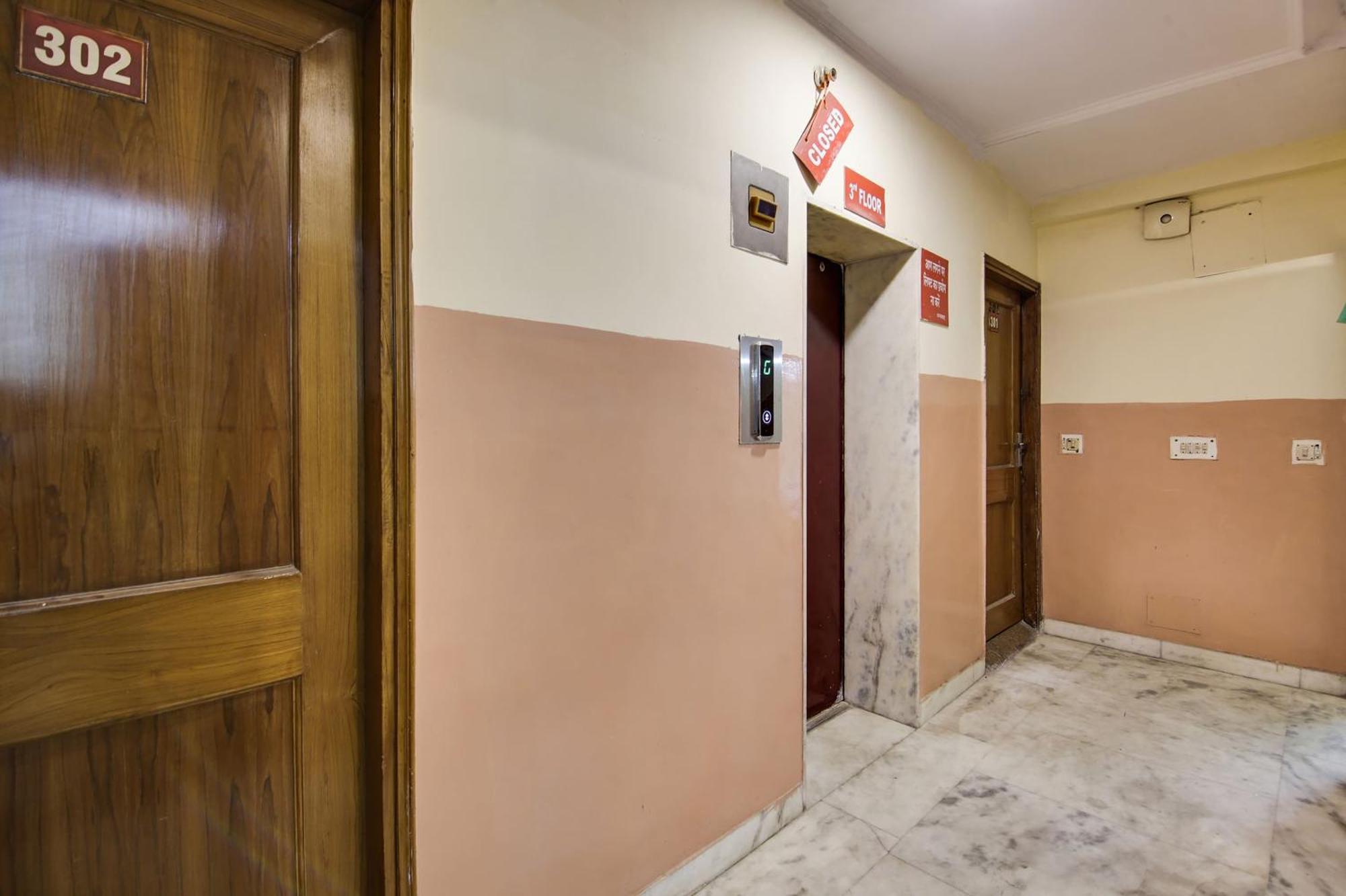 Hotel O Sunshine Palace Делхи Екстериор снимка